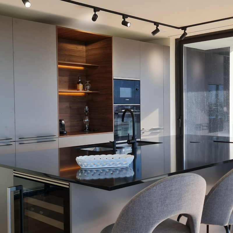 Elegância Contemporânea & Detalhes em Carvalho — Cozinhas por Alquimia