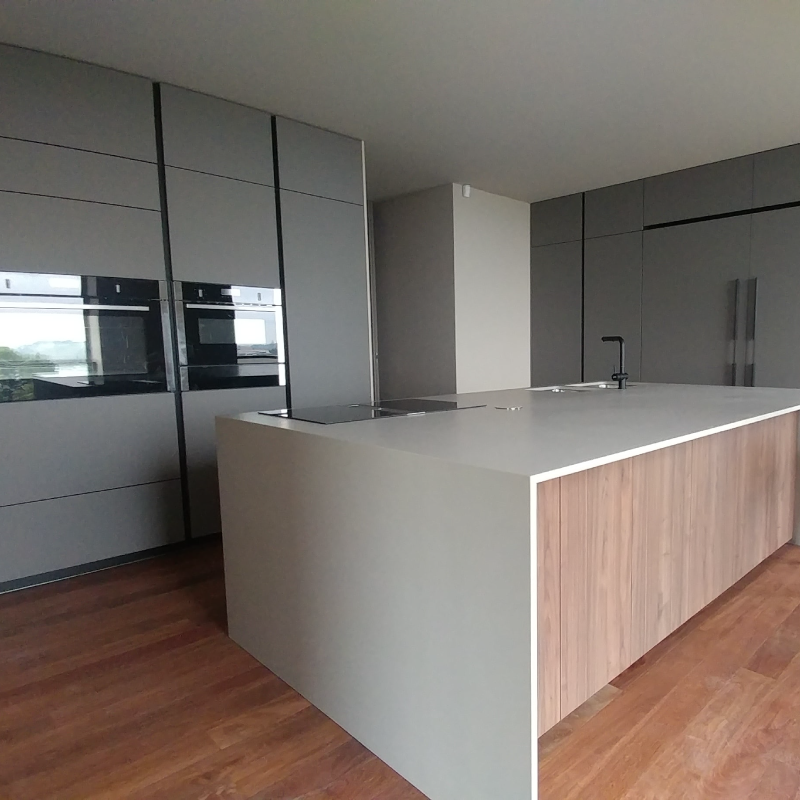 Madeira Natural & Acabamentos Cinza — Cozinhas por Alquimia